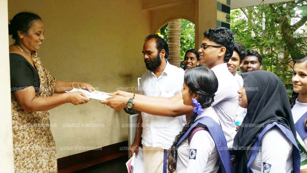 നഗരസഭാ വികസനകാര്യ സ്ഥിരം കമ്മിറ്റി ചെയര്മാന് കെ എച്ച് സലാമിന്റെ നേതൃത്വത്തില് ഗൃഹ സന്ദര്ശന ബോധ വല്ക്കരണ പ്രവര്ത്തനങ്ങളില് ഏര്പ്പെട്ട മണത്തല ഗവ.ഹയര്സെക്കന്ഡറി സ്കൂള് വിദ്യാര്ഥികള്