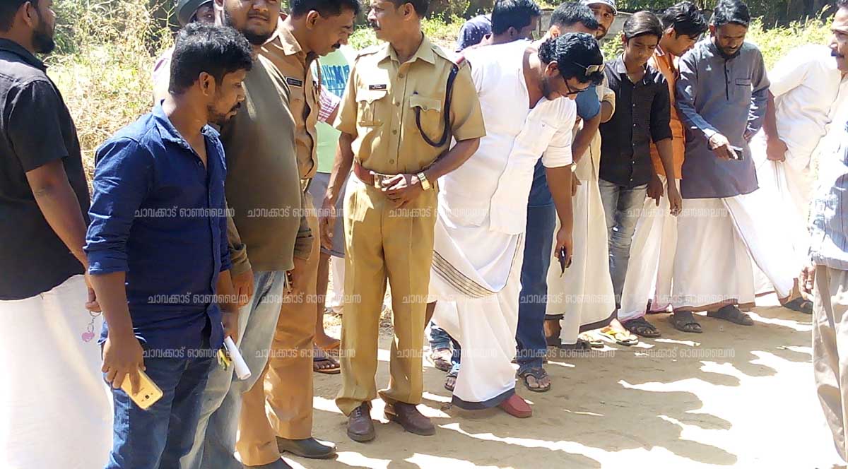 ബ്ളാങ്ങാട് പുലിയെ കണ്ടെന്ന അഭ്യൂഹം പരന്നതിനെ തുടര്ന്ന് കാലടയാളം പരിശോധിക്കാനത്തെിയ എ.എസ്.ഐ ബാലനും സംഘവും ബ്ളാങ്ങാട് പുലിയെ കണ്ടെന്ന അഭ്യൂഹം പരന്നതിനെ തുടര്ന്ന് കാലടയാളം പരിശോധിക്കാനത്തെിയ എ.എസ്.ഐ ബാലനും സംഘവും
