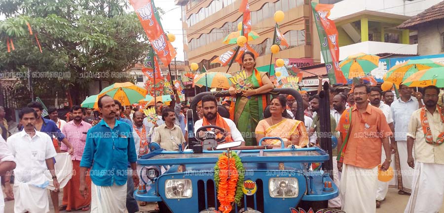 ഗുരുവായൂരില് നടന്ന ബിജെപി കൊട്ടിക്കലാശം ഗുരുവായൂരില് നടന്ന ബിജെപി കൊട്ടിക്കലാശം