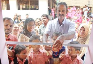 ഒരുമനയൂര് എ യൂ പി സ്ക്കൂളില് ഒന്നാം ക്ളാസ് സ്മാര്ട്ട് റൂം ഉദ്ഘാടനം ഒരുമനയൂര് ഗ്രാമപഞ്ചായത്ത് പ്രസിഡന്റ് കെ ജെ ചാക്കോ നിര്വ്വഹിക്കുന്നു