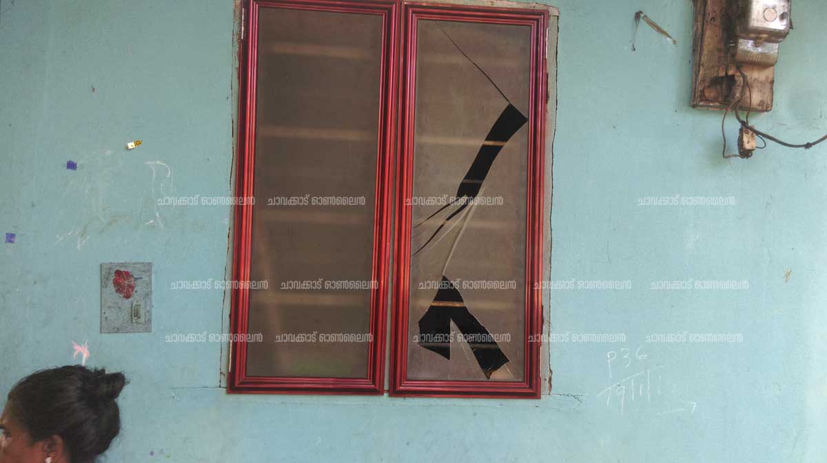പ്രകമ്പനത്തില് തകര്ന്ന പൂക്കാട്ട് കറപ്പുണ്ണിയുടെ മകള് യമുനയുടെ വീടിന്റെ മുന് വശത്തെ ജനല് ചില്ല്