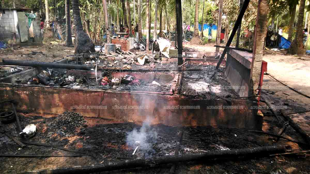 അഗ്നിബാധയില് പൂര്ണ്ണമായും കത്തിയമര്ന്ന വീട്